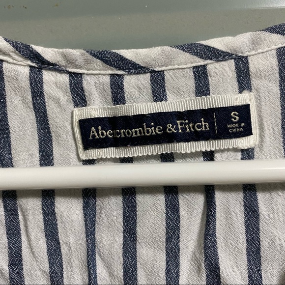 Offerme$5❗️ A&F White Size Small Short Sleeve Blouse with Navy Stripped pattern - Picture 4 of 7
